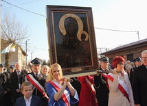 Ikonę na swych ramionach niosą przedstawicielki matek żychlińskiej parafii