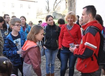 Piotr Firlej z uczestnikami Korony Pogórza na wiśnickim zamku