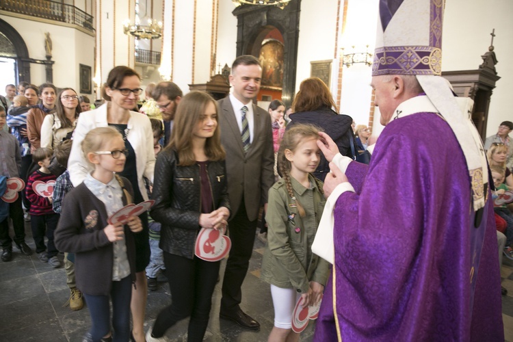 Kardynał Nycz pobłogosławił wszystkie dzieci