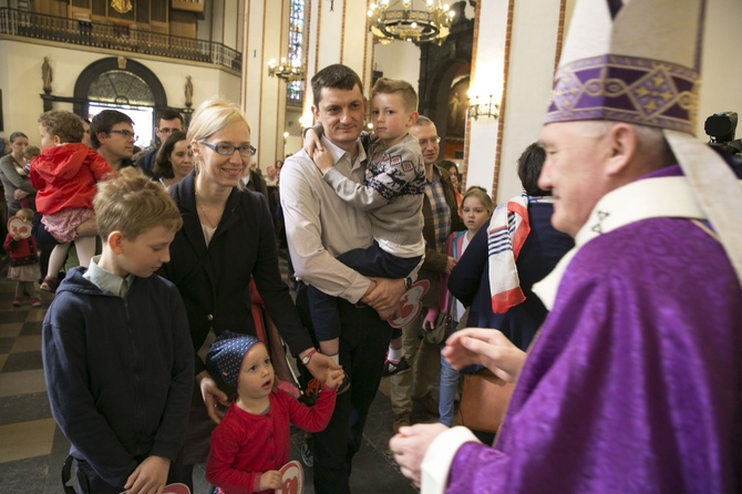 Kardynał Nycz pobłogosławił wszystkie dzieci