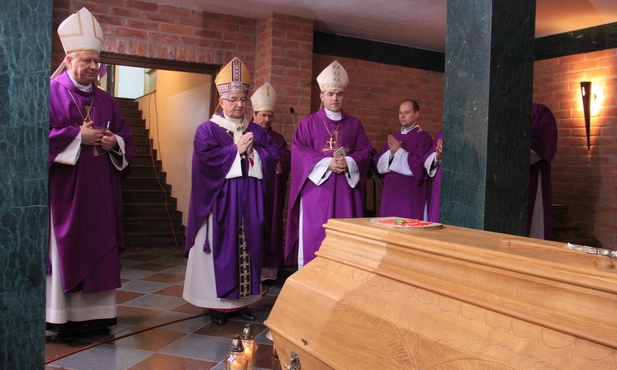 Modlitwa przy grobie śp. ks. abp. Tadeusza Gocłowskiego