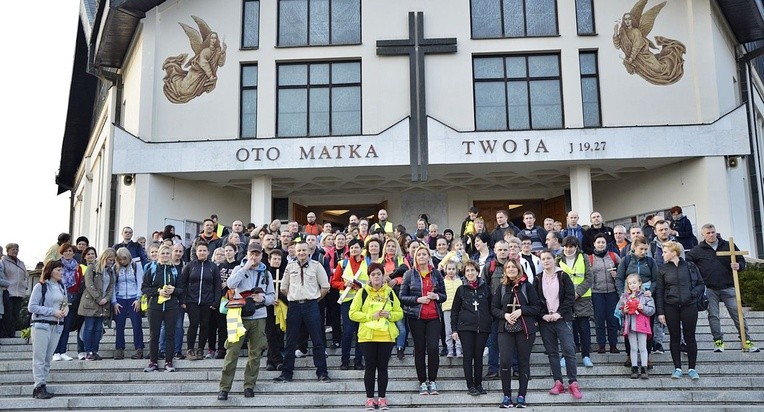 Uczestnicy płońskiej EDK przed kościołem parafii św. Maksymilina Marii Kolbego