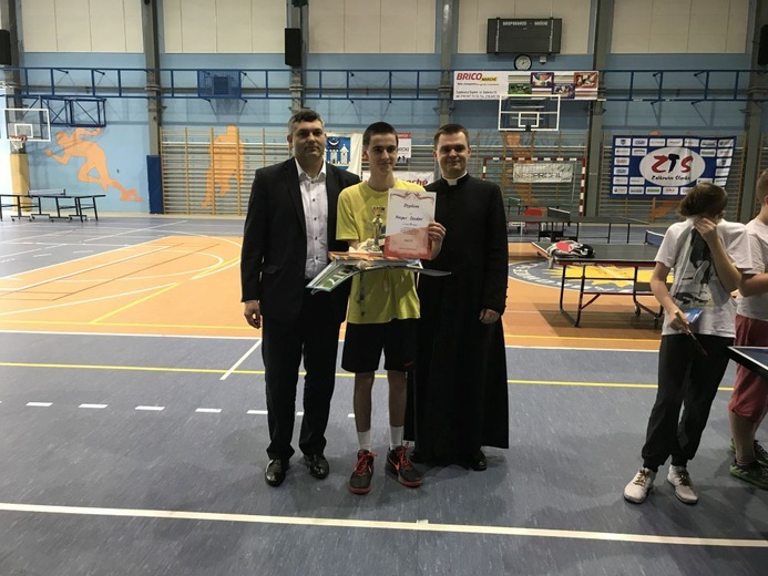 Laureaci turnieju tenisa stołowego służby liturgicznej