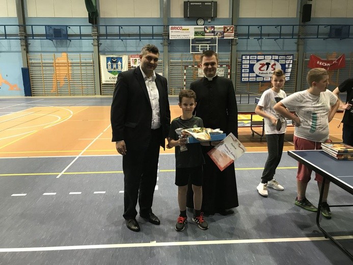 Laureaci turnieju tenisa stołowego służby liturgicznej