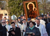 Przybycie ikony jasnogórskiej było wielkim przeżyciem dla suserskich parafian, którzy liczne uczestniczyli w procesji