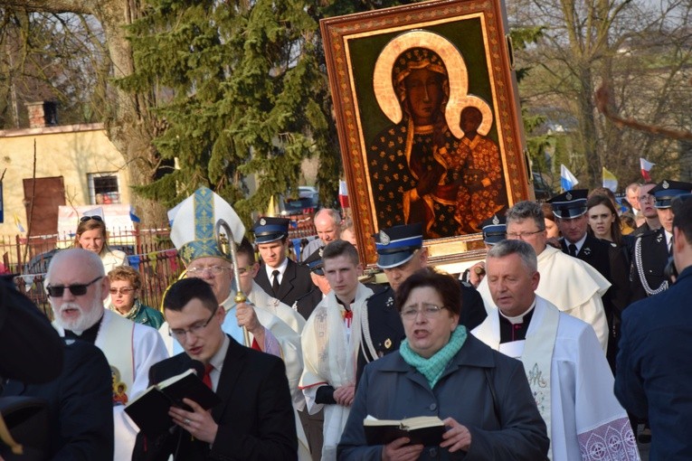 Przybycie ikony jasnogórskiej było wielkim przeżyciem dla suserskich parafian, którzy liczne uczestniczyli w procesji