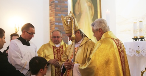 Podczas powitalnej Eucharystii bp Pindel udzielił młodzieży sakramentu bierzmowania