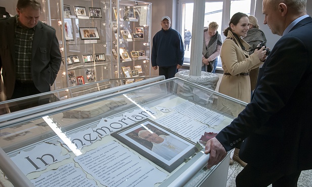 Proboszcz został zamordowany, parafianie zrobili wystawę ku jego pamięci