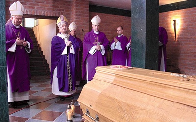 Po Mszy św. arcybiskup wraz z biskupami udał się na modlitwę przy grobie abp. Tadeusza Gocłowskiego.