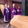 Po Mszy św. arcybiskup wraz z biskupami udał się na modlitwę przy grobie abp. Tadeusza Gocłowskiego.