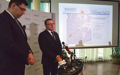 ◄	O poszczególnych etapach komunikacyjnego przedsięwzięcia informują prezydent Radosław Witkowski (z prawej) i wiceprezydent Konrad Frysztak.