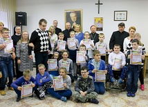 ▲	Laureaci z bp. Henrykiem Tomasikiem i organizatorami.