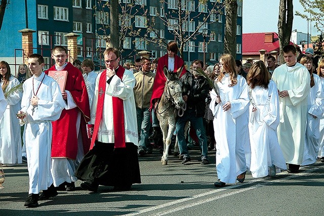 ▲	Zwyczaje przywiezione po wojnie nie przebiegają już według identycznych obrzędów jak  na przedwojennych Kresach. Tradycja nieco się zunifikowała, ale nadal jest bardzo mocna.