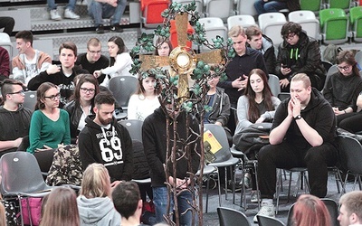 ▲	Obok wystawionego na środku hali Najświętszego Sakramentu nie można było przejść obojętnie.