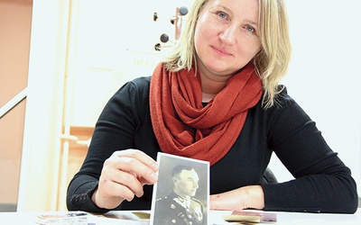 Monika Chłopecka pokazuje zdjęcie swojego pradziadka mjr. Jana Strzesaka, rozstrzelanego w ZSRR. 