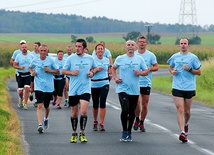 Biegacze będą zmieniać się co 10 km. Na zdjęciu: ubiegłoroczna sztafeta z Rokitna do Rzepina.