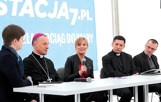 Kościół może rozpocząć ewangelizację w mediach społecznościowych, ale potem musi ludzi z tych sieci wyplątać i doprowadzić do osobistego spotkania z Jezusem, które zawsze dokonuje się w realu, w sakramentach – podkreślali uczestnicy debaty. 