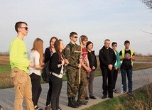 Około 60 uczniów wraz z nauczycielami i dyrektorem  przeszło EDK.
