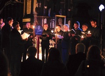 ▲	Schola Gregoriana Silesiensis wykonała program, na który złożyła się sarmacka ceremonia pogrzebowa.