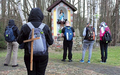 ▲	Pierwsza stacja, kapliczka tuż przy kościele pw. św. Stanisława w Waplewie, która upamiętnia pobyt w tym miejscu Karola Wojtyły.