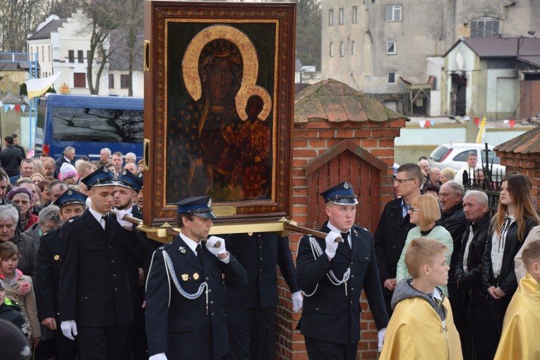 Strażacy niosą ikonę jasnogórską w procesji do kościoła