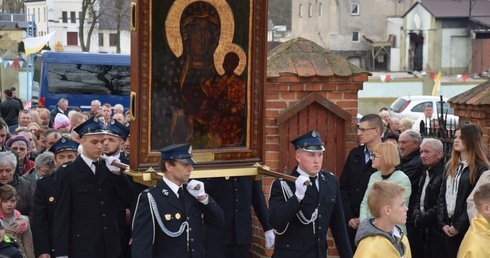 Strażacy niosą ikonę jasnogórską w procesji do kościoła