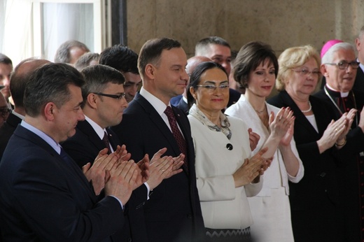 Andrzej Duda podpisuje ustawę metropolitalną 