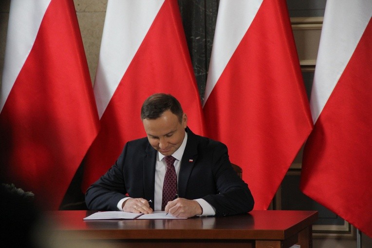 Andrzej Duda podpisuje ustawę metropolitalną 
