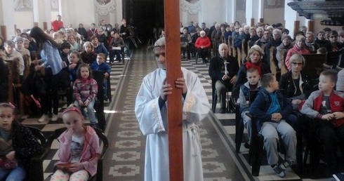 Dziecięca droga krzyżowa w Pionkach