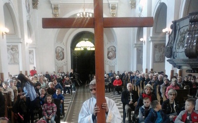 Podczas nabożeństwa od stacji do stacji niesiony był duży drewniany krzyż.