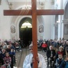 Podczas nabożeństwa od stacji do stacji niesiony był duży drewniany krzyż.