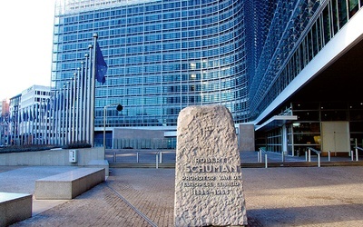 Obelisk poświęcony Robertowi Schumanowi przed siedzibą Parlamentu Europejskiego w Brukseli.