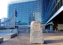 Obelisk poświęcony Robertowi Schumanowi przed siedzibą Parlamentu Europejskiego w Brukseli.