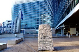 Obelisk poświęcony Robertowi Schumanowi przed siedzibą Parlamentu Europejskiego w Brukseli.