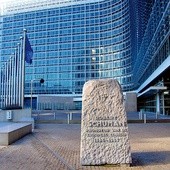 Obelisk poświęcony Robertowi Schumanowi przed siedzibą Parlamentu Europejskiego w Brukseli.