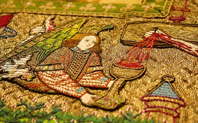 Fragment haftu ze średniowiecznego ornatu. Kielich w ręku anioła wskazuje na łączność między ofiarą ołtarza a ofiarą złożoną raz na zawsze na Golgocie.
