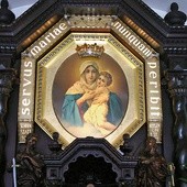 Obraz Matki Bożej Trzykroć Przedziwnej w sanktuarium na Górze Chełmskiej.