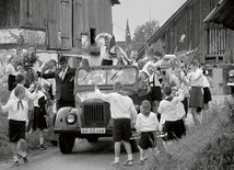 Autorem znakomitych czarno-białych zdjęć jest polski operator i reżyser Wojciech Staroń, a w roli Karlisa wystąpił Wiktor Zborowski (w środku).