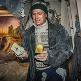 Zniszczony paszport i mały obrazek przypominający ikonę. Tylko tyle udało się wydobyć Witalijowi spod gruzów swego mieszkania.
