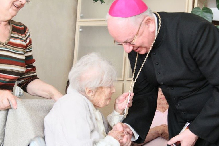 Spotkanie abp. Stanisława Budzika z Jadwigą Szubartowicz, najstarszą Polką