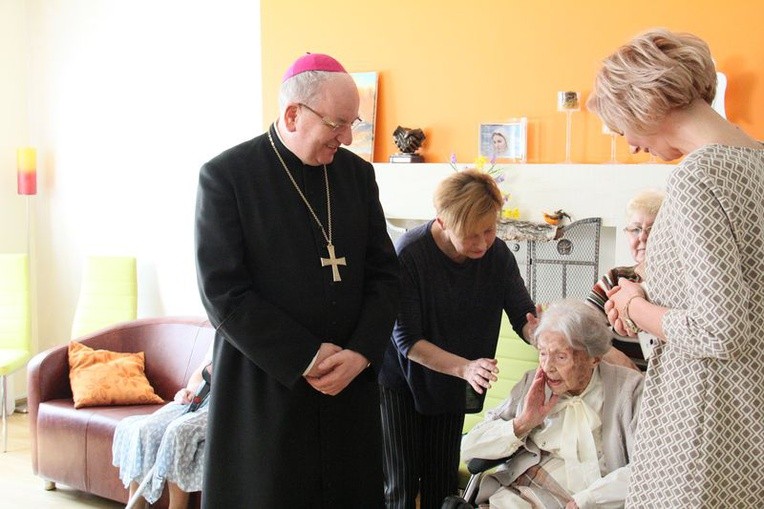 Spotkanie abp. Stanisława Budzika z Jadwigą Szubartowicz, najstarszą Polką