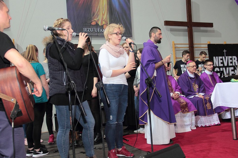 Rekolekcje dla młodzieży szkolnej na hali 