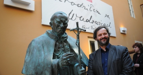 Piety z brązu i wędrujący papież-pielgrzym