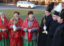 Relikwiarze apostołów Bożego Miłosierdzia uroczyście wniosły do świątyni w Harmężach delegacje parafian