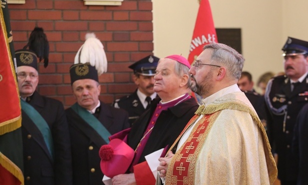 Wraz kapłanami i parafianami peregrynujący obraz i relikwie powitał bp Tadeusz Rakoczy