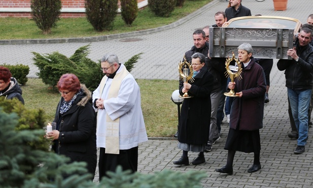 Wprowadzenie obrazu i relikwii do kaplicy sióstr w Harmężach