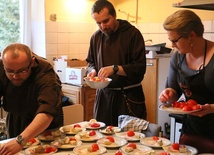Wolontariusze przygotowują posiłek dla bezdomnych