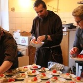 Wolontariusze przygotowują posiłek dla bezdomnych