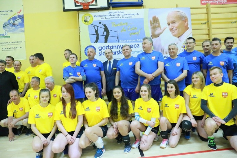 Mecz siatkówki dla Jana Pawła II