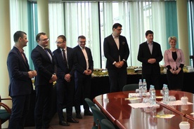 Świąteczne życzenia dziennikarzom w imieniu władz miasta złożył Radosław Witkowski (drugi od lewej)